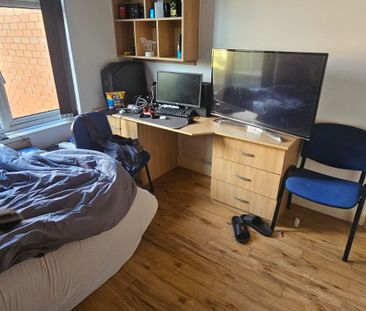 5 Bed - 10 Ash Gardens, Headingley, Leeds - LS6 3LD - Student - Photo 4