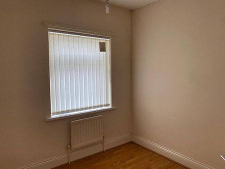 3 bedroom flat to rent - Photo 4