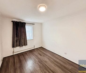 Ravensfield, Basildon - Photo 3