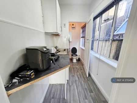 1 bedroom flat to rent - Photo 4