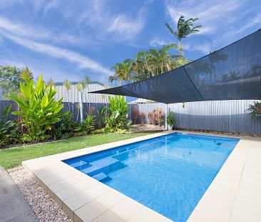 Hidden Oasis – Spacious home with a private, sparking inground pool - Photo 4