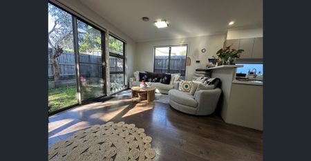 Stylish 2 Bedroom Coastal Townhouse - Photo 3