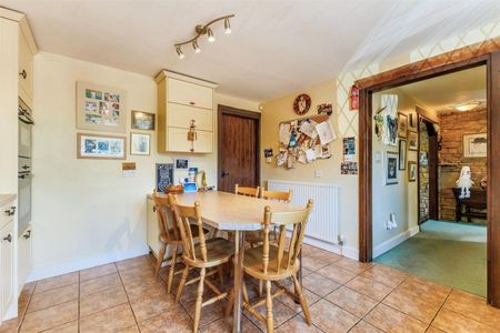 4 BED House To rent - Photo 4