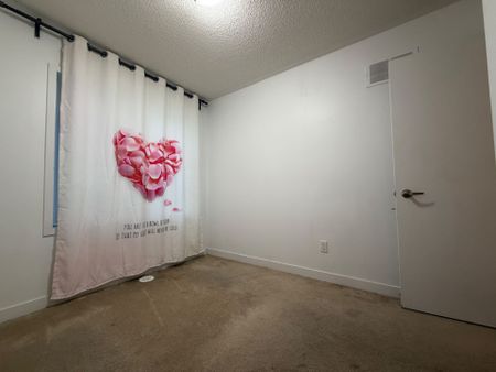 For Lease - 302 Clay Stones Street, Newmarket, Ontario - Photo 5