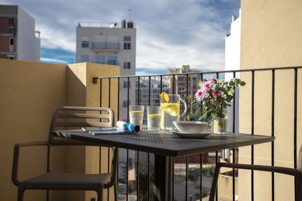 Ático con Terraza y 3 Habitaciones en Russafa - Photo 1