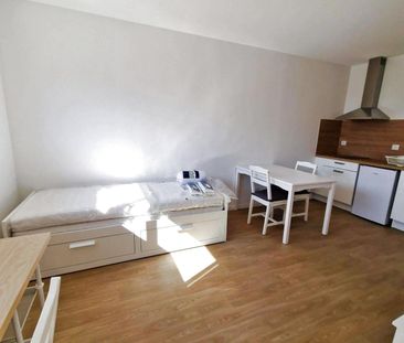 Location Appartement 1 pièce 22m² LA ROCHE SUR YON 85000 - Photo 2