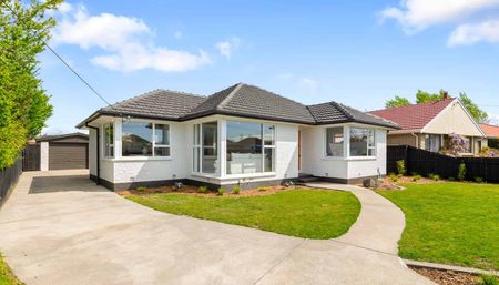 Renovated 3 Bedroom Gem on Spacious Grounds! Available for a 6 month tenancy. - Photo 5