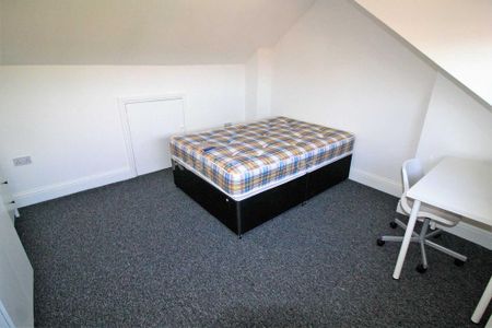 8 bedroom semi-detached house to rent - Photo 3