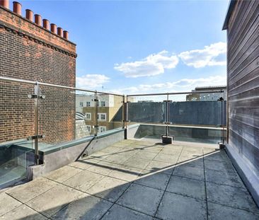 Ideally situated on the southern tip of the Isle of Dogs, this neut... - Photo 1
