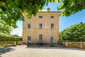 Villa ottocentesca con piscina nelle colline lucchesi