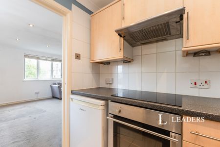 studio to rent Coopers Lodge, Acre Road - Photo 4