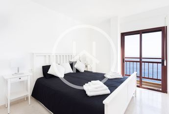 Amplio apartamento de cuatro dormitorios con vistas al mar en Radazul Bajo