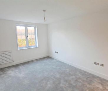 4 bedroom semi-detached house to rent - Photo 2