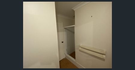 QUAINT HOME WIITH POOL - AIR CONDITIONING - OPPOSITE PARK - Photo 5