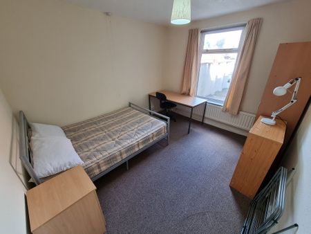 5 Bed Student Accommodation - Photo 4