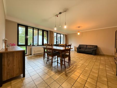 Ruim drie-slaapkamerappartement met garagebox in centrum Tielt! - Photo 2