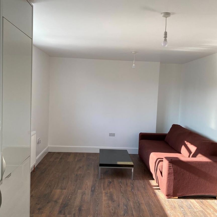 1 Bed Flat, King Edwards Gardens, W3 - Photo 1