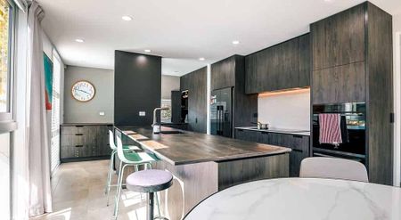 Fully Furnished Executive Home - Photo 3