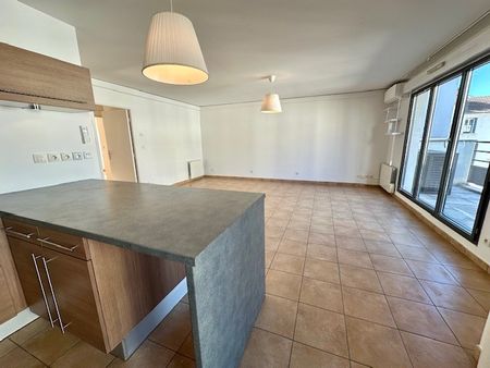 Location Appartement 3 pièces 66m² LYON 3ème - Photo 2
