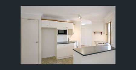 4 BEDROOM STYLISH HOME WITH LARGE FAMILY ENTERTAINING AREA - Photo 3