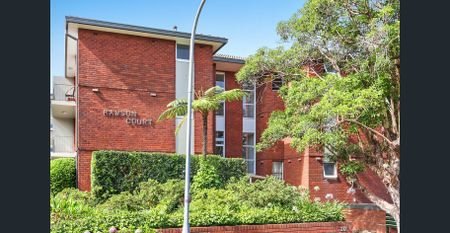 Stylishly renovated one bedroom apartment in secure block - Photo 2