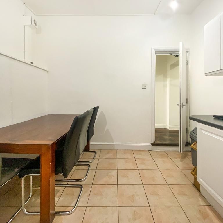 4 bedroom flat to rent - Photo 1