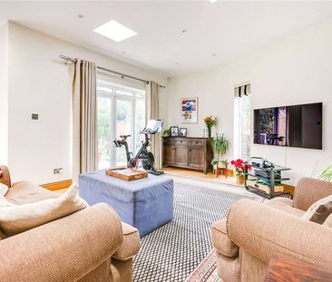 A rare semi-detached Lion house with off-street parking and a fantastic garden at the end of a quiet cul-de-sac on the Fulham/Chelsea border - Photo 1