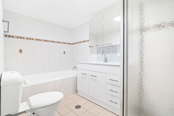 Sunlit Contemporary Apartment - Photo 1