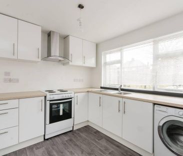 4 bedroom semi-detached house to rent - Photo 5