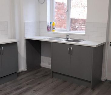 2 bedroom end of terrace house to rent - Photo 2