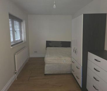 4 bedroom flat to rent - Photo 5