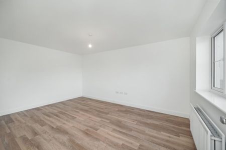 4 bedroom semi-detached house to rent - Photo 5