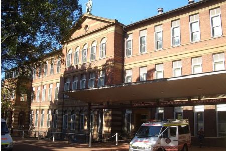 Spacious split-level apartment with skyline views - Photo 5