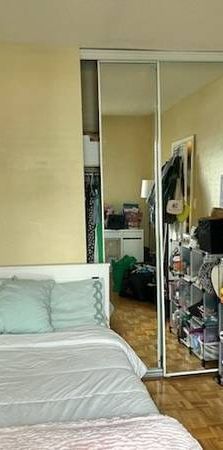 1 ROOMMATE/PINK TRINITY BELLWOODS 3 BED APARTMENT - Photo 1