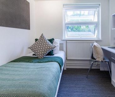 1 bedroom in a flat share to rent - Photo 5