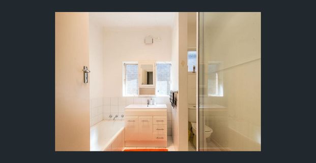 A UNIT IN THE HEART OF BENTLEIGH - Photo 1