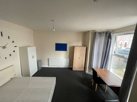 Room in a Shared House, Lansdowne Road, IG3 - Photo 1
