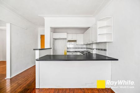 Charming 2 Bedroom Unit! - Photo 4