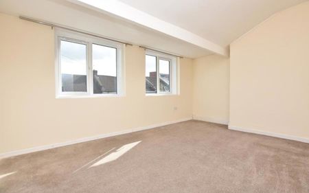 Ocean present this 3 Double bedroom maisonette on West Street. This property is available for three sharers. - Photo 2