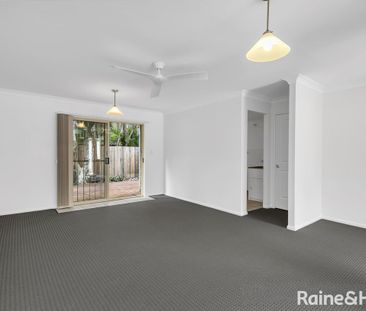 Spacious, Fully Air Conditioned Townhouse in sought after Street! - Photo 2