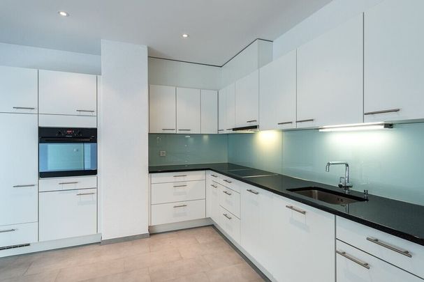 Modern city apartment right by the Oerlikon/Marktplatz train station! - Foto 1