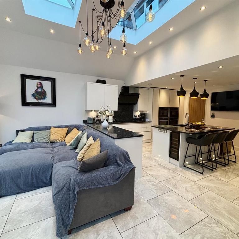 5 bedroom detached house to rent - Photo 1