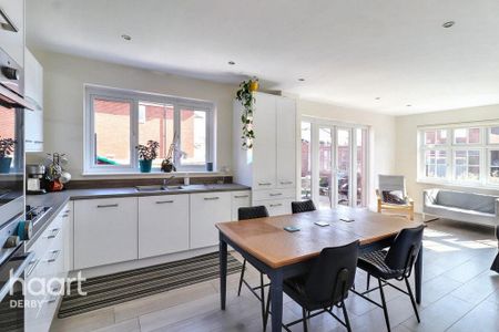 4 bedroom detached house to rent - Photo 2