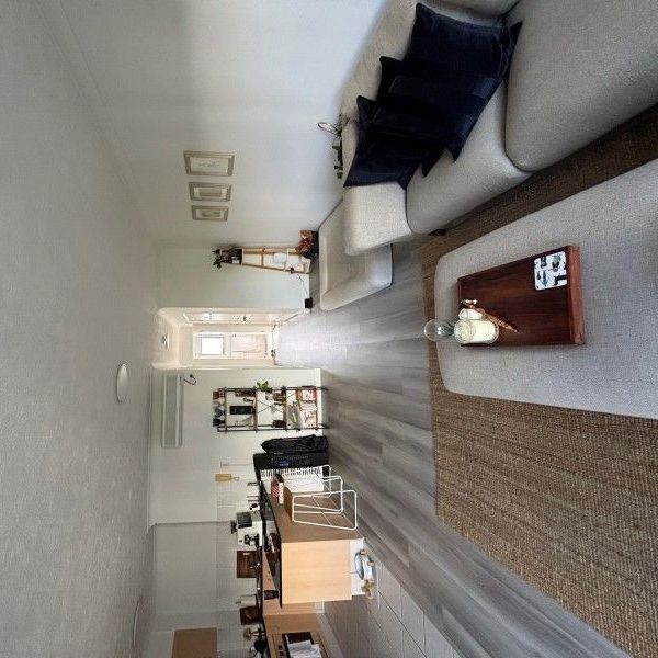 Top Floor Unfurnished Apartment - Photo 1