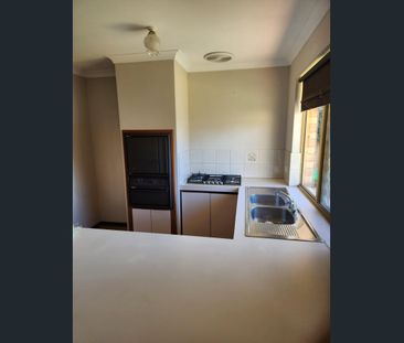 Don’t miss out on this Lovely presented 3x1 villa - Photo 5