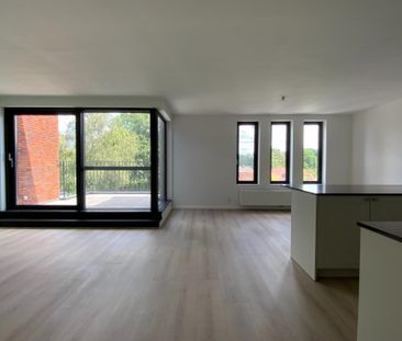 Hedendaags 2 slpk appartement met lift, terras en parking - Photo 2