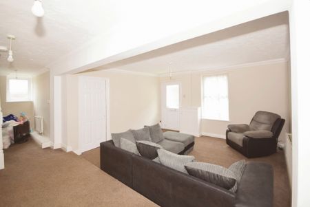 3 bedroom detached house to rent - Photo 4