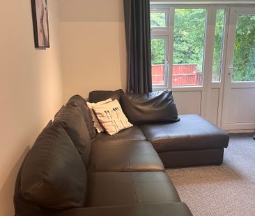 This spacious 5 bedroom house sits on the doorstep of the Universit... - Photo 2