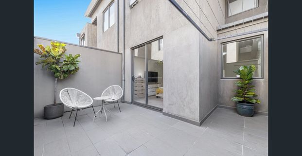 LIGHT FILLED APARTMENT WITH TWO OUTDOOR RETREATS - FLEXIBLE LEASE TERM MINIMUM SIX MONTHS - Photo 1