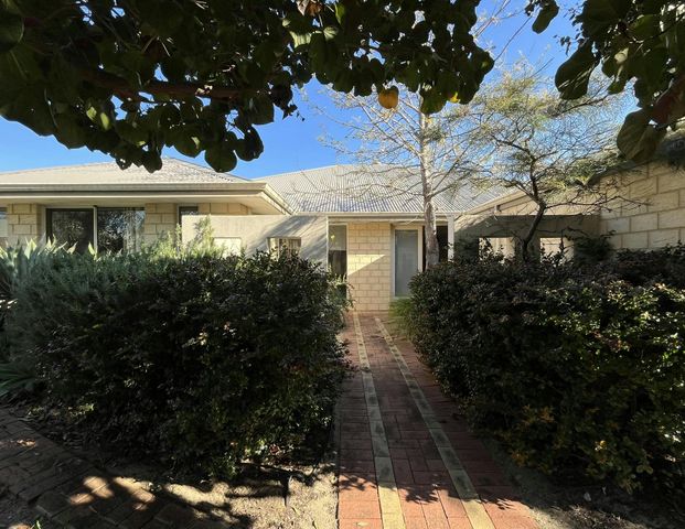 This is a gorgeous home! - Photo 1
